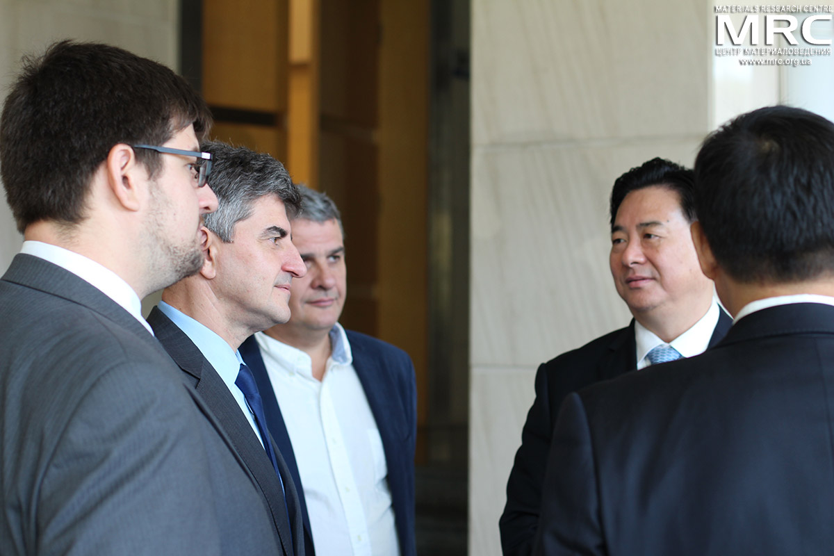 Слева направо: Павел Гогоци, проф. Юрий Гогоци, Алексей Гогоци, директор Центра материаловедения, ректор Цзилиньского Университета Ли Юаньюань