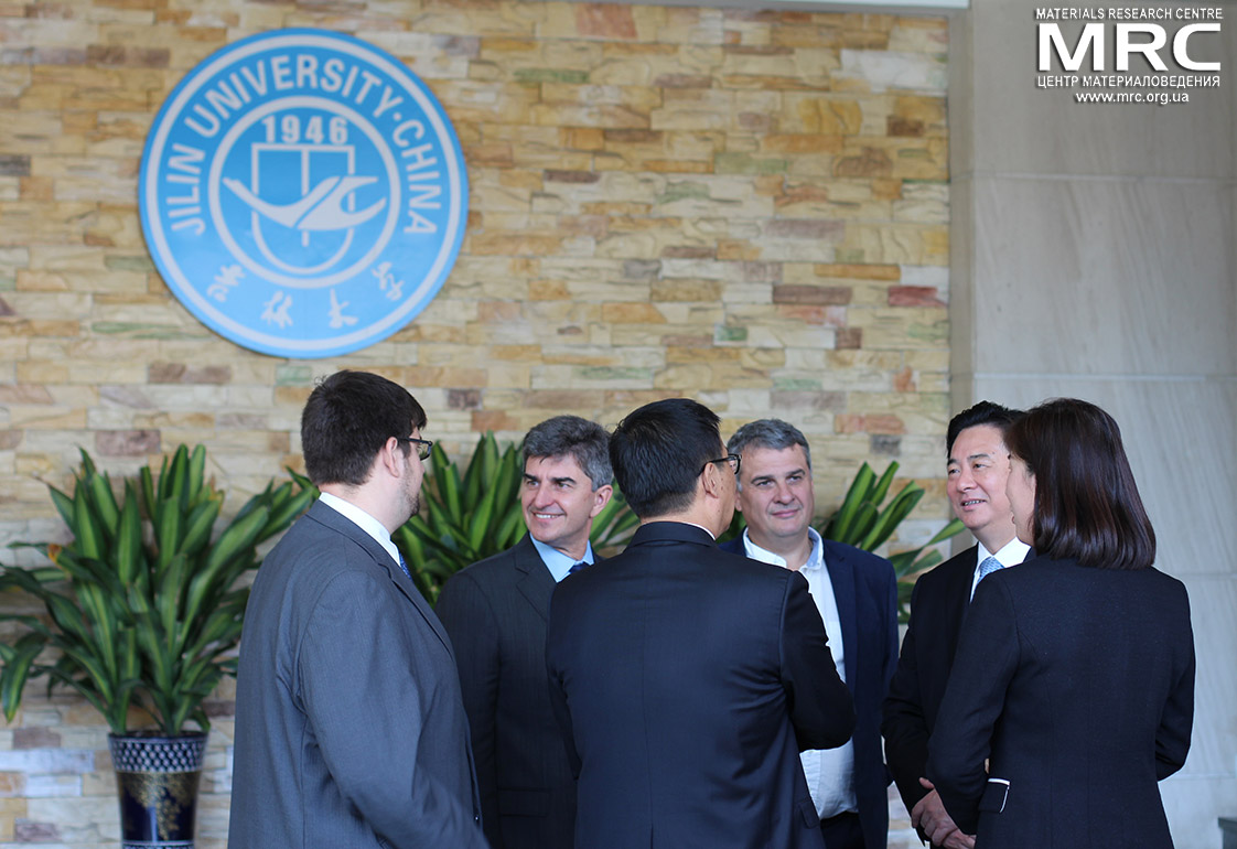 Professor Yury Gogotsi gets congratulations on the appointment of an Honorary professor of Jilin University