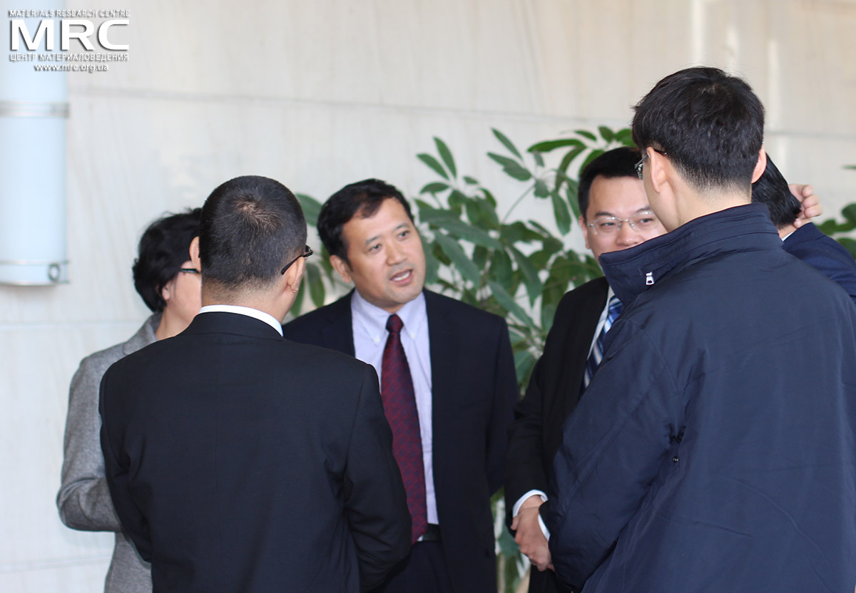 Заместитель декана Колледжа физики Цзилиньского Университета рофессор Вей Хан с коллегами