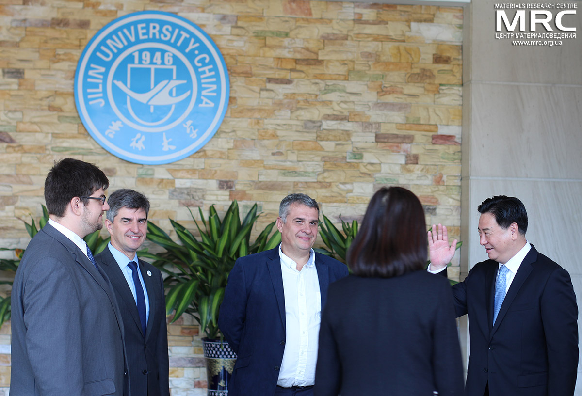 From left to right:Pavel Gogotsi, prof. Yury Gogotsi, MRC director Oleksiy Gogotsi, president Li Yuanyan