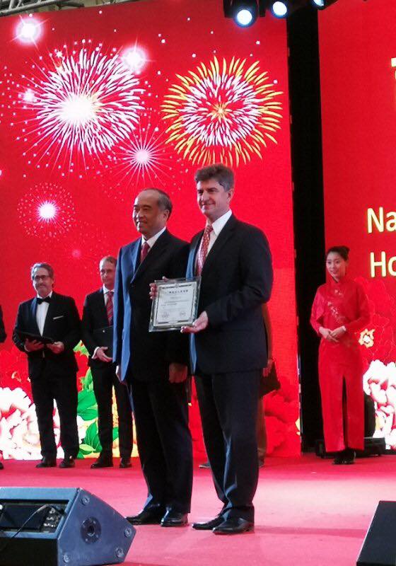 Receiving a Changbai Mountain Friendship Award from the vice-governor of Jilin Province at the National Day foreign experts reception.