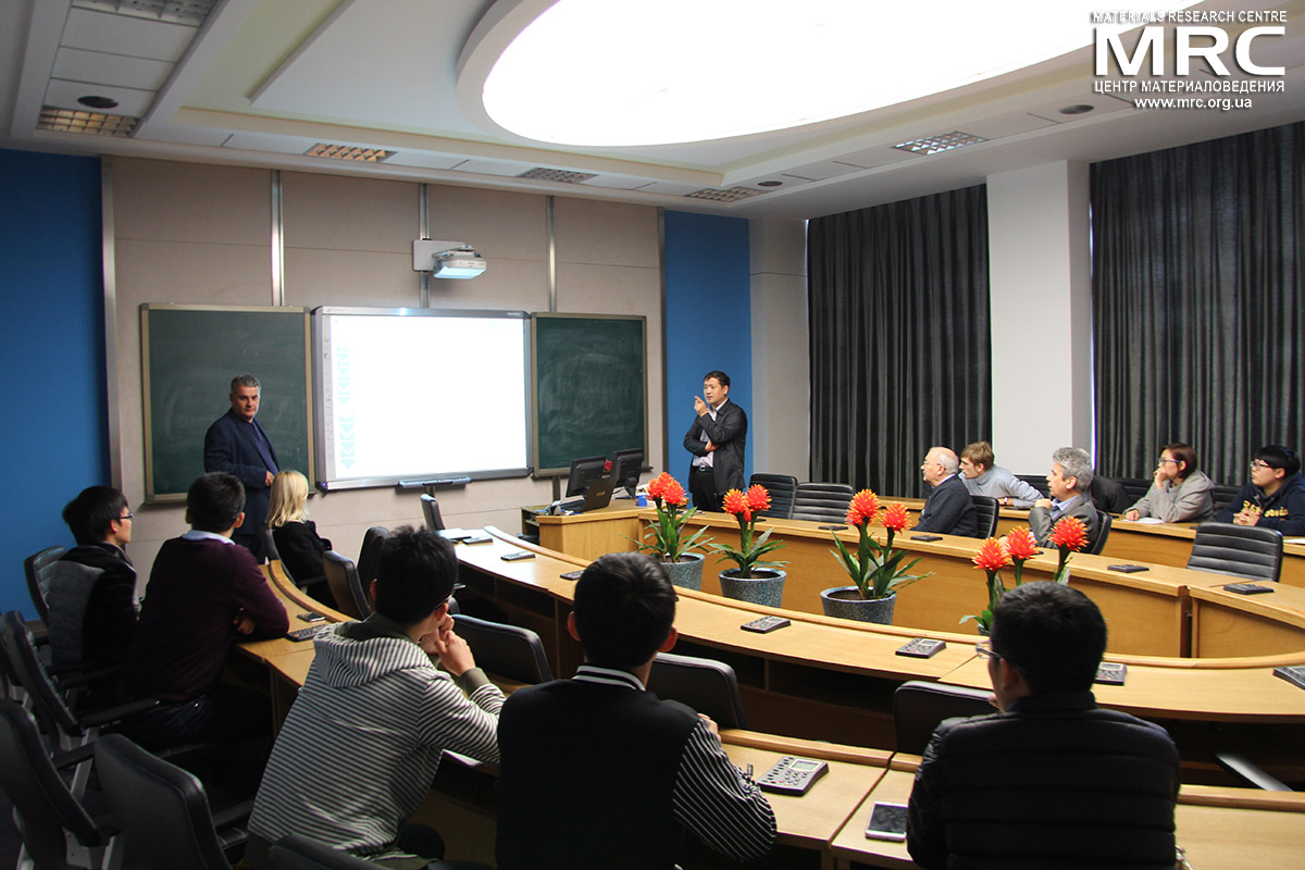 Алексей Гогоци и профессор Вей Хан обсуждают доклад, Колледж Физики Цзилиньского Университета, Чанчунь, Китай, 19 октября 2016