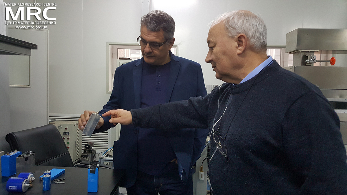 Алексей Гогоци, директор Центра материаловедения, и доктор Владимир Изотов обсуждают техноогию и материалы для производства суперконденсаторов большой емкости 