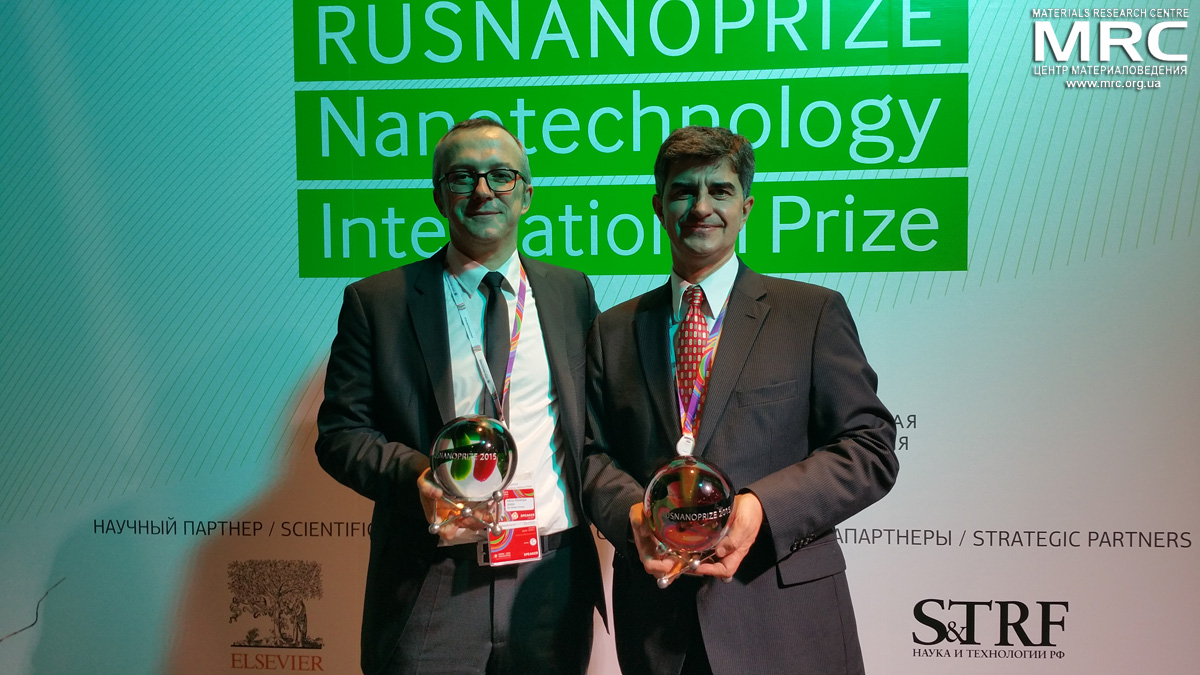 Лауреаты премии RUSNANOPRIZE 2015 проф. Юрий Гогоци (Университет Дрекселя, США) и проф. Патрис Симон (Университет Тулузы им. Поля Сабатье, Франция), 28 октября 2015 г.