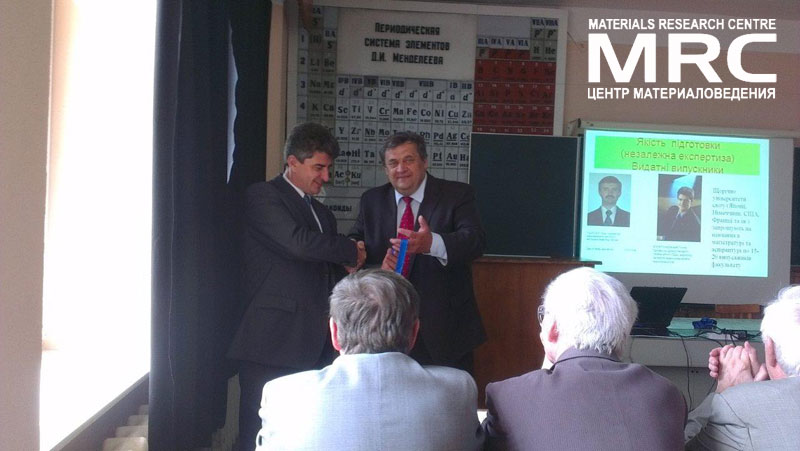 Лобода Петр Иванович вручает почетную медаль профессору Юрию Гогоци