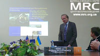 Профессор Сергей Лишевский представляет свой доклад по применению микроэлектромеханических систем и устройств на их базе
