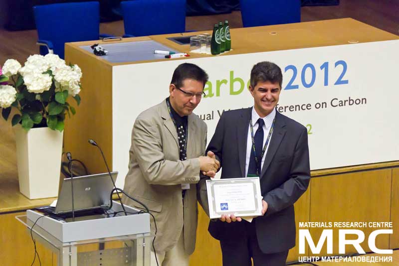 премию Европейской ассоциации Углерода вручает профессору Юрию Гогоци Марк Монти , Мarc Мonthioux