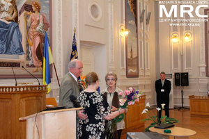 доктор Инна Малюкова поздравила Вика и Зою Корсун за большой вклад в развитие науки и образования в Украине