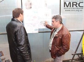  И.Барсуков (АЕТС) и А.Гогоци (Центр Материаловедения) обсуждают технические моменты производства корпуса печи